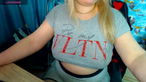 Snapshot of ellabella36dd chatting on March 12, 10:27 pm IsaBella online show from March 12, 10:27 pm