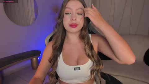 EllaClark online show from March 4, 7:11 pm