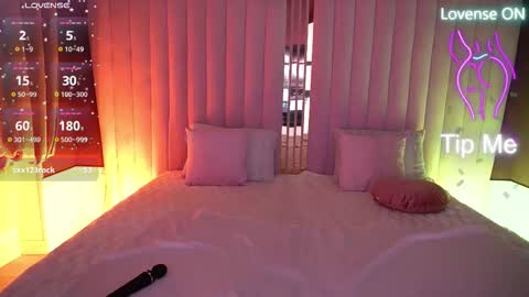 Ella online show from November 4, 11:15 pm