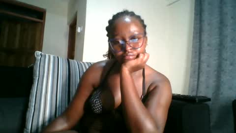 Snapshot of ellah_simone chatting on June 11, 11:25 pm ellah-simone online show from June 11, 11:25 pm