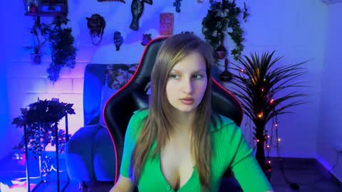 Snapshot of ellahorton chatting on December 11, 3:15 pm Ella online show from December 11, 3:15 pm