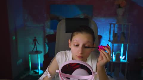 Snapshot of ellahorton chatting on February 9, 4:57 am Ella online show from February 9, 4:57 am