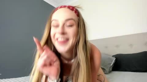 Snapshot of ellajadeexx chatting on April 5, 5:48 am ellaaaa online show from April 5, 5:48 am