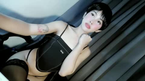 Snapshot of ellaliciousss chatting on February 7, 1:53 am ella online show from February 7, 1:53 am