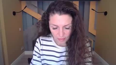 EllaLongs online show from December 3, 12:25 pm