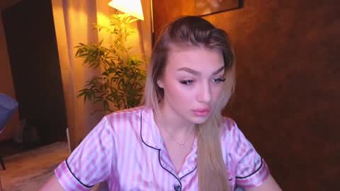 Snapshot of ellamilla chatting on January 7, 8:24 am ellamilla online show from January 7, 8:24 am