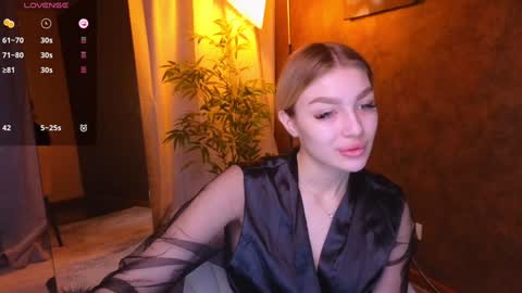 Snapshot of ellamilla chatting on January 9, 5:44 am ellamilla online show from January 9, 5:44 am