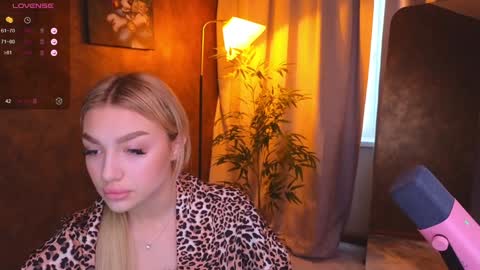 Snapshot of ellamilla chatting on January 14, 9:35 am ellamilla online show from January 14, 9:35 am