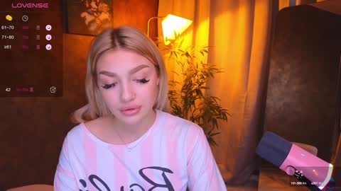 Snapshot of ellamilla chatting on January 15, 9:56 am ellamilla online show from January 15, 9:56 am