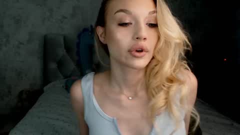 Snapshot of ellamilla chatting on June 26, 1:04 pm ellamilla online show from June 26, 1:04 pm