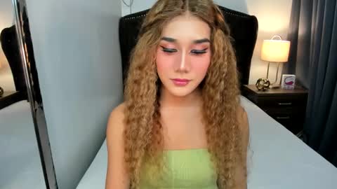 Snapshot of ellats_18 chatting on December 2, 11:56 am Sophia online show from December 2, 11:56 am