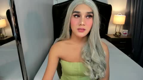 Snapshot of ellats_18 chatting on December 3, 2:38 pm Sophia online show from December 3, 2:38 pm