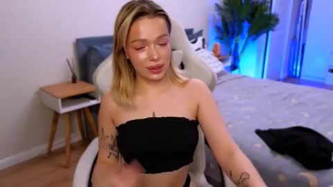 Ella online show from December 18, 5:24 am