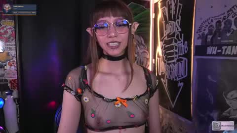 Snapshot of elle_uwu chatting on September 22, 5:37 pm follow me on instagram . online show from September 22, 5:37 pm