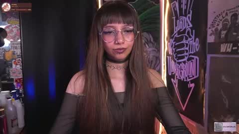 Snapshot of elle_uwu chatting on October 21, 7:36 pm follow me on instagram . online show from October 21, 7:36 pm