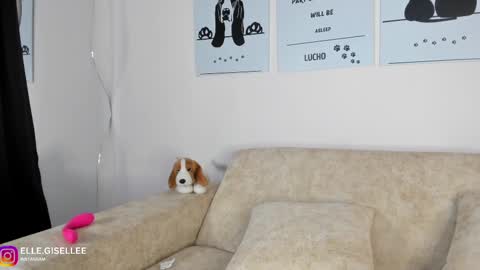 Snapshot of ellegisellee chatting on March 1, 2:15 am Yiss online show from March 1, 2:15 am