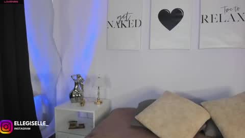 Yiss online show from May 10, 3:01 am