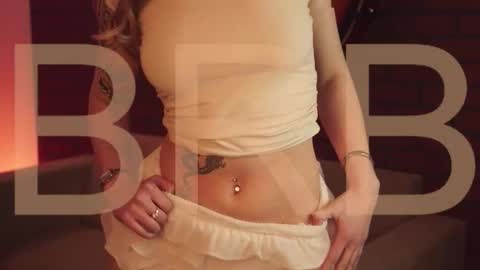 Snapshot of elliecutes chatting on October 13, 5:07 am elliecutes online show from October 13, 5:07 am