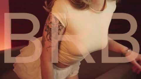 Snapshot of elliecutes chatting on October 19, 8:04 am elliecutes online show from October 19, 8:04 am