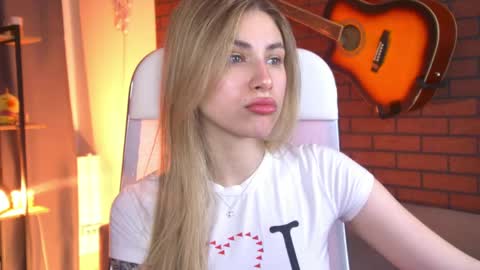 elliecutes online show from April 27, 6:11 am