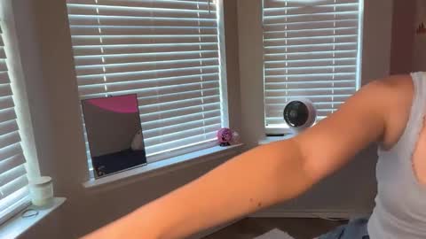 Ellie online show from March 30, 9:05 pm