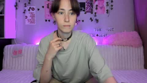 Snapshot of elliefromthemoon chatting on July 17, 7:08 pm Ellie online show from July 17, 7:08 pm