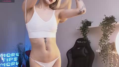 Snapshot of elliefrost chatting on February 13, 12:24 am elliefrost online show from February 13, 12:24 am
