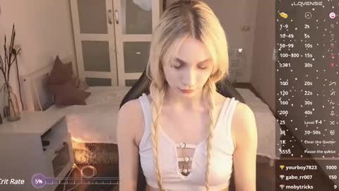 Snapshot of elliefrost chatting on February 24, 3:33 am elliefrost online show from February 24, 3:33 am