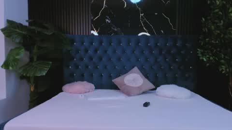 Snapshot of ellieknights chatting on March 23, 8:13 pm EllieKnights online show from March 23, 8:13 pm