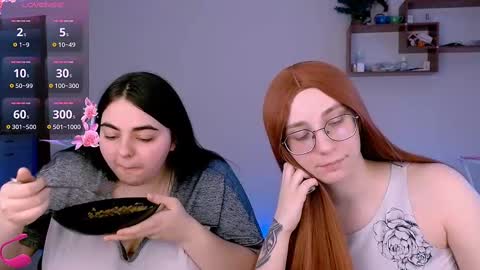 Snapshot of ellies_8 chatting on February 27, 12:56 pm Ellie online show from February 27, 12:56 pm