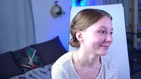 Snapshot of ellifrankenweenie chatting on March 23, 11:03 am Elli online show from March 23, 11:03 am