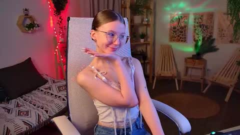 Snapshot of ellifrankenweenie chatting on March 25, 6:19 am Elli online show from March 25, 6:19 am