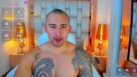 Snapshot of elliott_veelez chatting on October 29, 8:43 pm E L L I O T V E L E Z online show from October 29, 8:43 pm