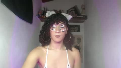 Snapshot of ellis_flowers chatting on May 3, 10:38 pm . online show from May 3, 10:38 pm