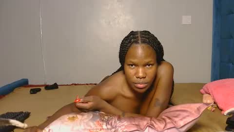 Snapshot of elllanna chatting on March 5, 1:12 am elllanna online show from March 5, 1:12 am