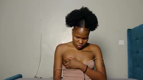 Snapshot of elllanna chatting on March 25, 11:22 pm elllanna online show from March 25, 11:22 pm