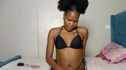 Snapshot of elllanna chatting on April 1, 9:54 am elllanna online show from April 1, 9:54 am