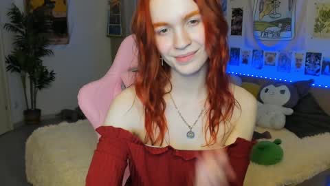 Snapshot of elly_milas chatting on December 2, 6:21 pm Elly Fansly online show from December 2, 6:21 pm