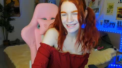Snapshot of elly_milas chatting on December 16, 6:10 am Elly Fansly online show from December 16, 6:10 am