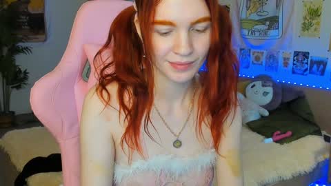 Snapshot of elly_milas chatting on December 16, 9:14 am Elly Fansly online show from December 16, 9:14 am