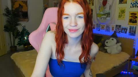 Snapshot of elly_milas chatting on December 22, 7:33 am Elly Fansly online show from December 22, 7:33 am