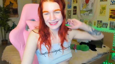 Snapshot of elly_milas chatting on December 23, 9:59 am Elly Fansly online show from December 23, 9:59 am