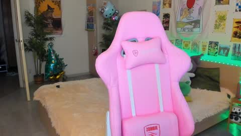 Snapshot of elly_milas chatting on January 7, 10:01 am Elly Fansly online show from January 7, 10:01 am
