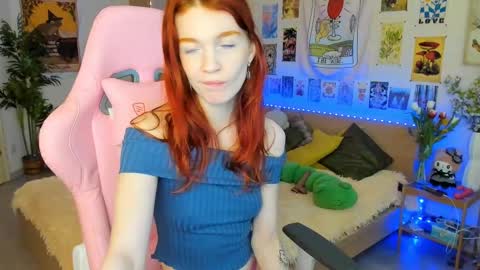 Snapshot of elly_milas chatting on March 9, 8:07 am Elly Fansly online show from March 9, 8:07 am