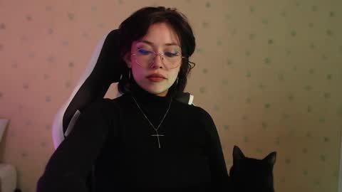 Snapshot of elly_uwuw chatting on December 17, 12:49 am Emy Castro online show from December 17, 12:49 am
