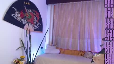 Snapshot of elly_uwuw chatting on March 20, 12:37 am Emy Castro online show from March 20, 12:37 am