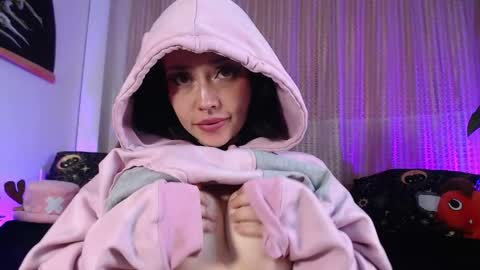 Snapshot of elly_uwuw chatting on May 10, 1:33 am Emy Castro online show from May 10, 1:33 am
