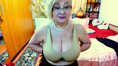 ellyhot53 online show from May 15, 1:07 pm