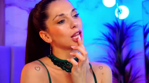 Elly online show from December 5, 8:05 pm