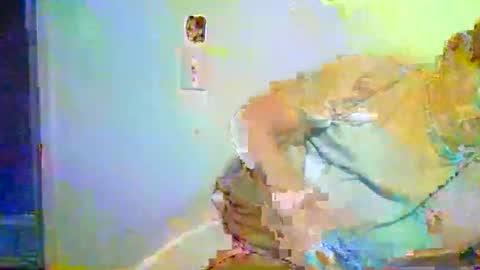 Snapshot of elmario24 chatting on October 5, 6:12 am elmario24 online show from October 5, 6:12 am